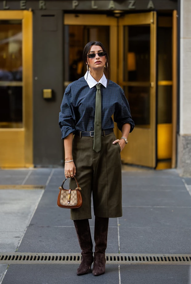 Street style look με καφέ μπότες και βερμούδα