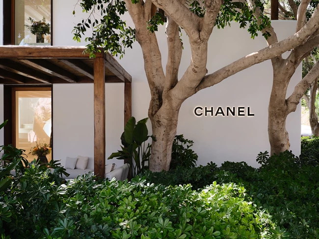 Η Chanel εγκαινίασε τη seasonal boutique της στη Μύκονο