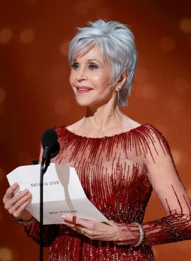 Η Jane Fonda ξαναφόρεσε ένα κομψό κοστούμι στις Χρυσές Σφαίρες