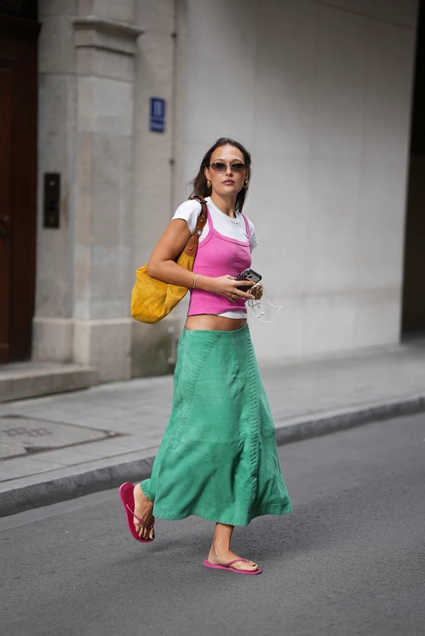 Γυναίκα με color block look και σαγιονάρες στο Μόναχο