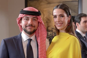 Ράνια της Ιορδανίας | Η φωτογραφία με τον γιο της, πρίγκιπα Hussein και την πριγκίπισσα Rajwa για τα γενέθλιά της