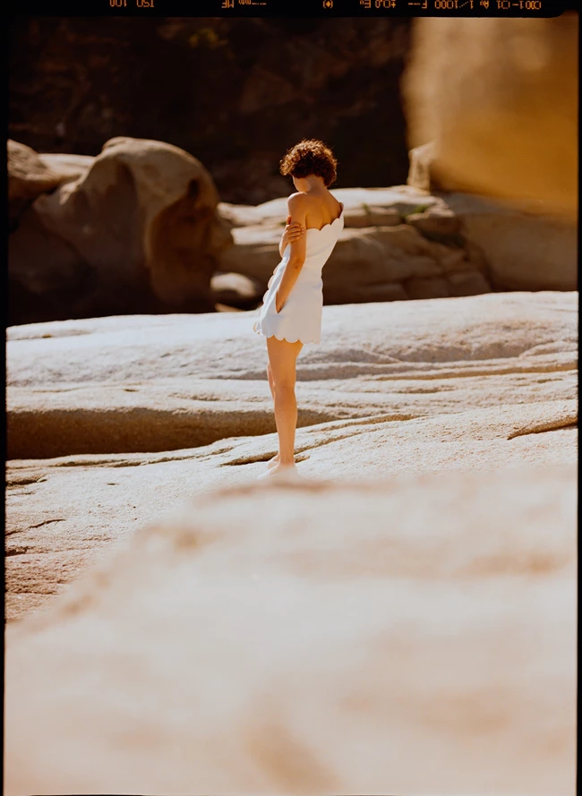 H Lara Olsson φωτογραφίζεται αποκλειστικά για το Harper's Bazaar Greece