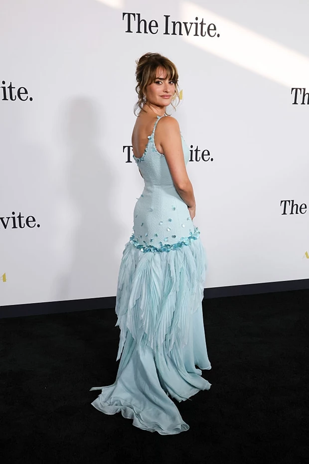 Η Penelope Cruz με γαλάζιο φόρεμα Chanel