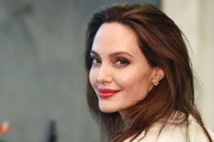 Η Angelina Jolie σχεδιάζει να φύγει από τις ΗΠΑ μετά την ενηλικίωση των παιδιών της
