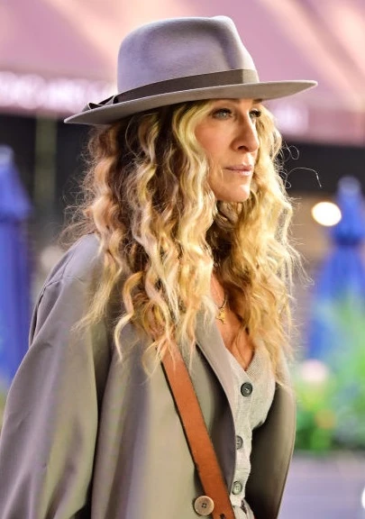 Carrie Bradshaw Blonde | Το ξανθό χρώμα μαλλιών που θα γίνει ανάρπαστο φέτος