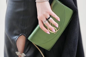 Οι πιο κομψές ιδέες μανικιούρ με glitter για να λάμψετε στις γιορτές