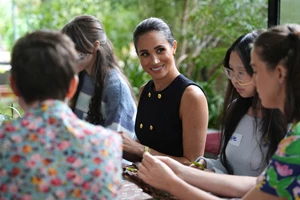 Ξεχάστε τα κλασικά λευκά sneakers - H Μeghan Markle φόρεσε ένα ζευγάρι με λεπτομέρεια που τα κάνει μοναδικά