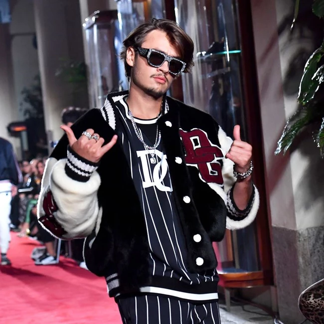 Brandon Thomas Lee | Ο 23χρονος γιος πασίγνωστου ντράμερ και της γυναίκας που "σημάδεψε" το Baywatch έχει πολλά να πει