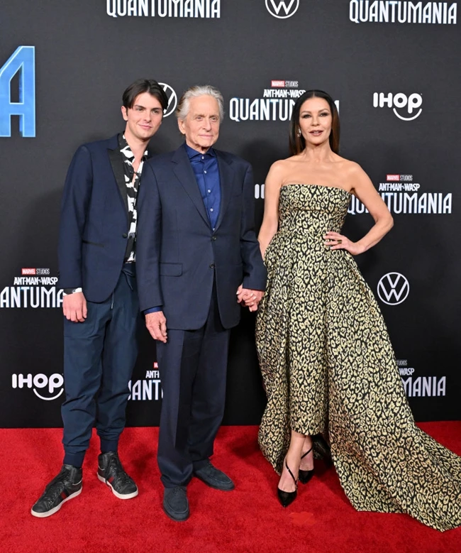 Catherine Zeta- Jones | Η εμφάνιση στο κόκκινο χαλί με τον 22χρονο γιο της, Dylan, και τον Michael Douglas