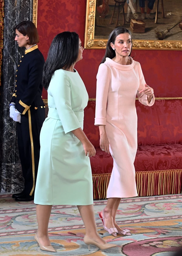 Η διακριτική τάση της άνοιξης που η βασίλισσα Letizia φόρεσε με πολύ θηλυκό τρόπο