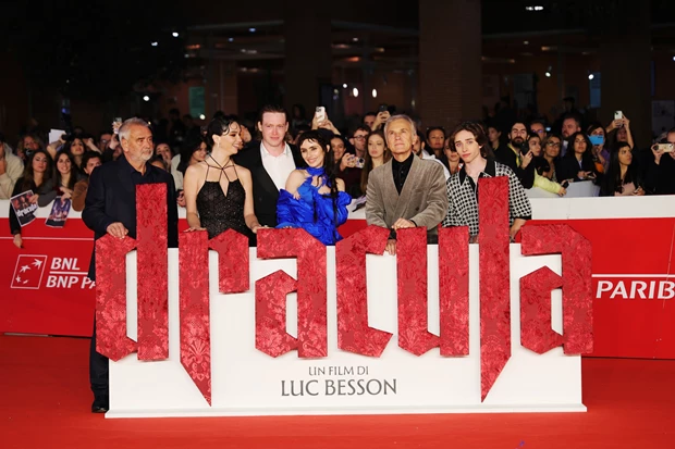 Luc Besson όπως λέμε Geοrge Clooney | Ερωτευμένος με δυναμική δικηγόρο ο 66χρονος σκηνοθέτης