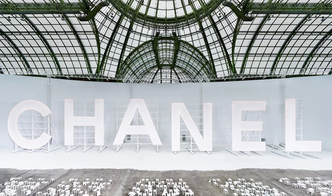 Chanel SS21 | H Virginie Viard φέρνει την αύρα του γαλλικού σινεμά στο στιλ της επόμενης σεζόν