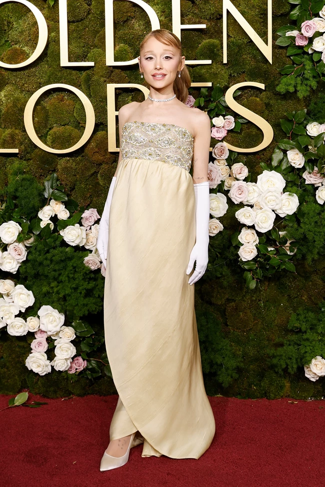 H Ariana Grande με vintage Givenchy.