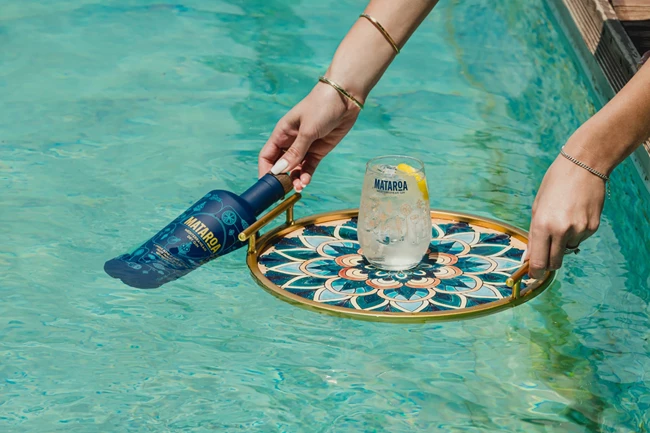 Mataroa Gin feat Baba au Rum | Συνάντηση κορυφής στην Costa Navarino