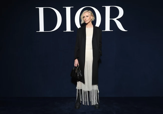 H εμφάνιση της Charlize Theron στο front row του Dior είναι ο ορισμός της κομψότητας