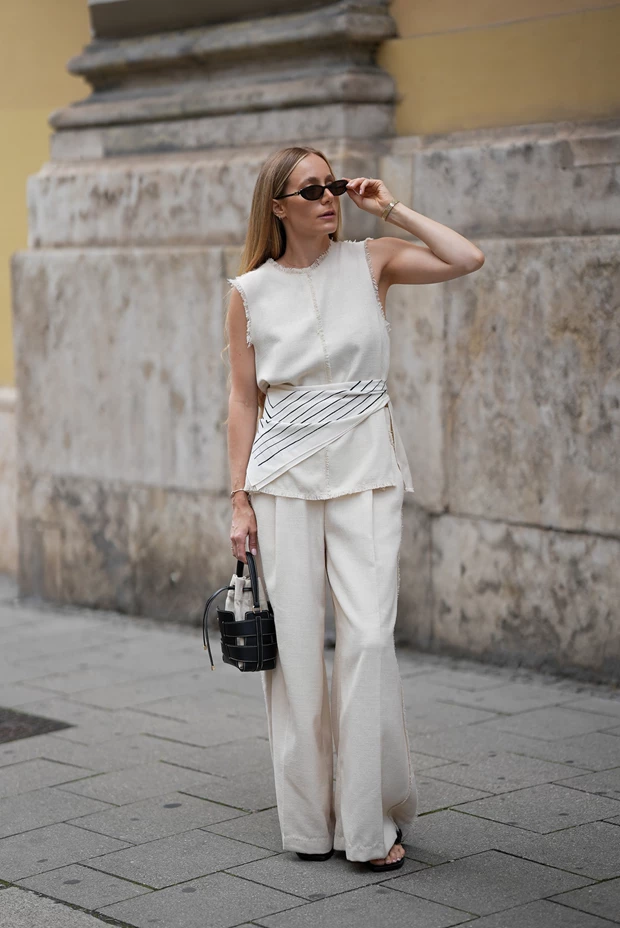 Minimal street style look σε μπεζ αποχρώσεις με tailored παντελόνι και διακριτικά αξεσουάρ quiet luxury αισθητικής