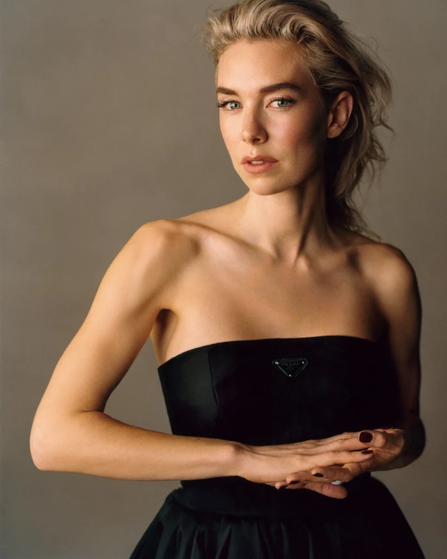 Η Vanessa Kirby στο Harper's Bazaar Greece