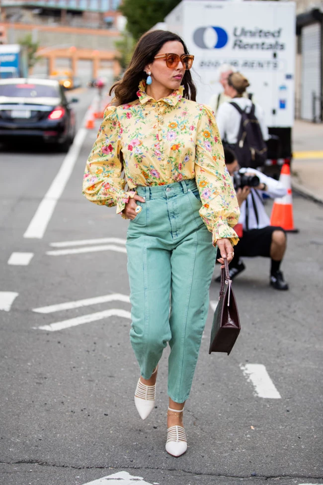 6 στιλιστικά μυστικά για να προσθέσετε τα florals στις φθινοπωρινές εμφανίσεις σας