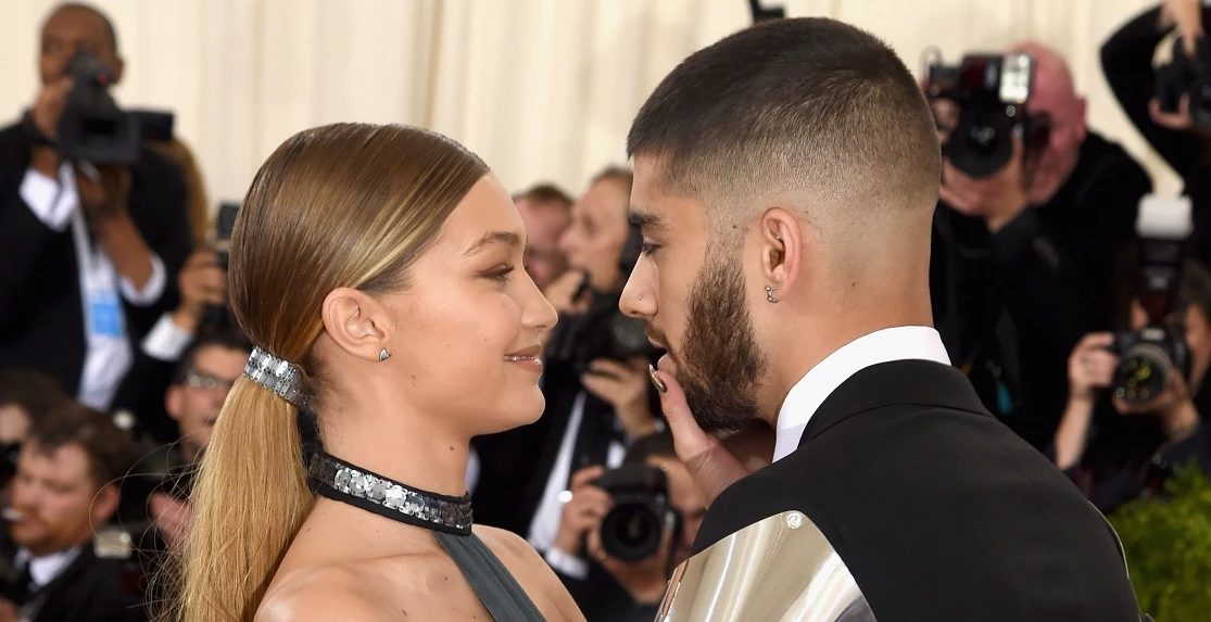Η Gigi Hadid φωτογραφίζεται με τη νεογέννητη κόρη της με αφορμή τα Χριστούγεννα
