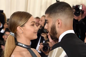 Η Gigi Hadid φωτογραφίζεται με τη νεογέννητη κόρη της με αφορμή τα Χριστούγεννα