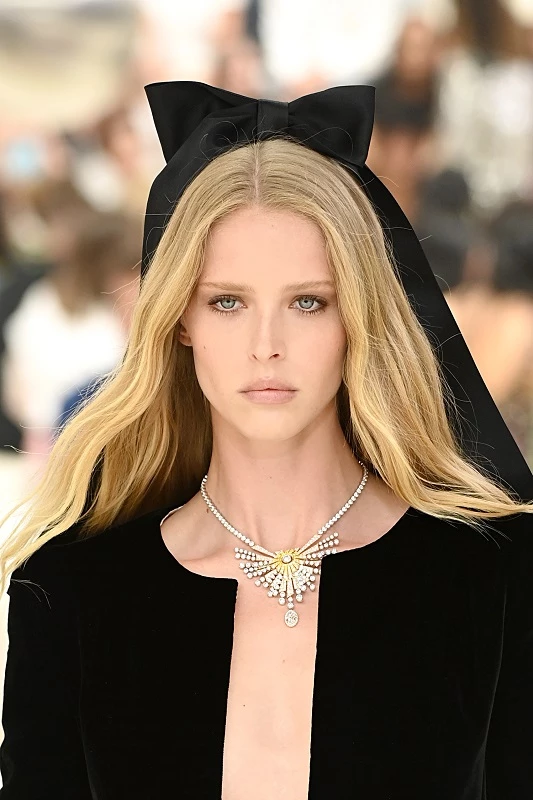 Velvet Bow | Πώς να υιοθετήσετε την τάση μετά τα 50 όπως η Julianne Moore
