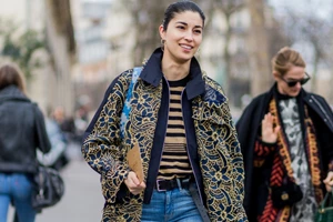 Κομψή μετά τα 40 | 5 τρόποι για να φορέσετε τα sneakers το φθινόπωρο