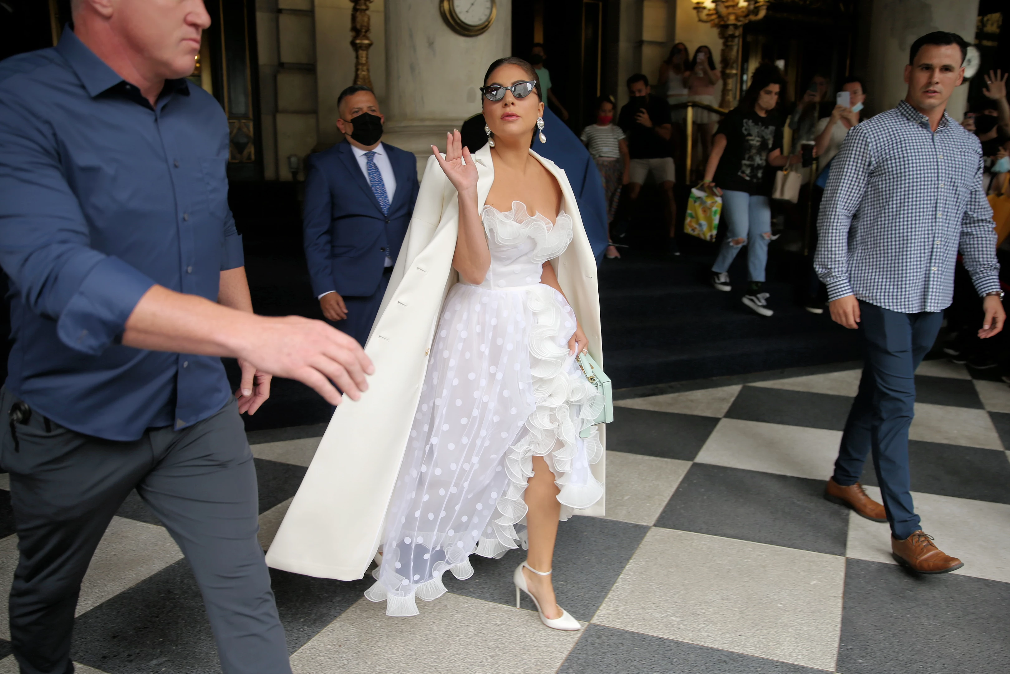 Τώρα μπορείτε να κάνετε δική σας τη Schiaparelli καρφίτσα της Lady Gaga