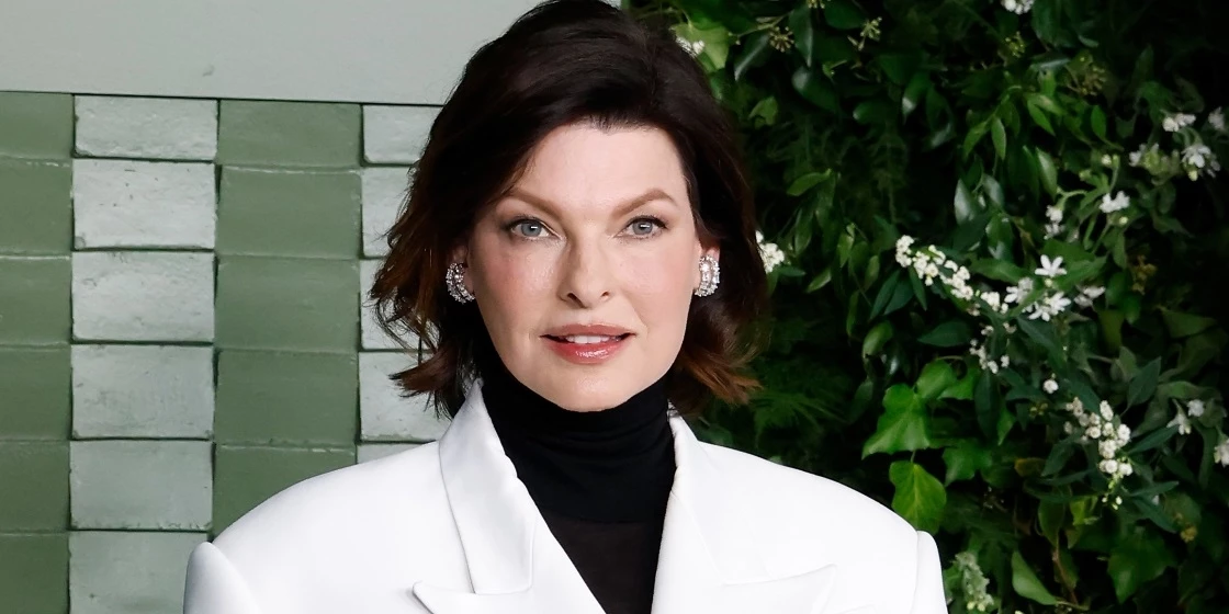 Η Linda Evangelista στο πλευρό του 18χρονου γιου της σε μία σημαντική για τον ίδιο ημέρα
