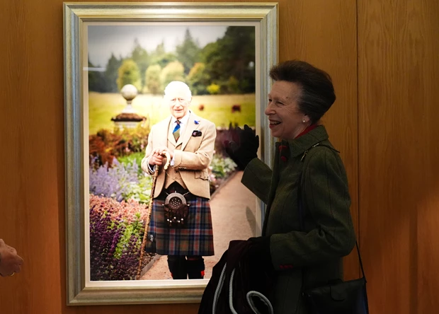 Η πριγκίπισσα Άννα αποκαλύπτει το νέο πορτρέτο του βασιλιά Κάρολου