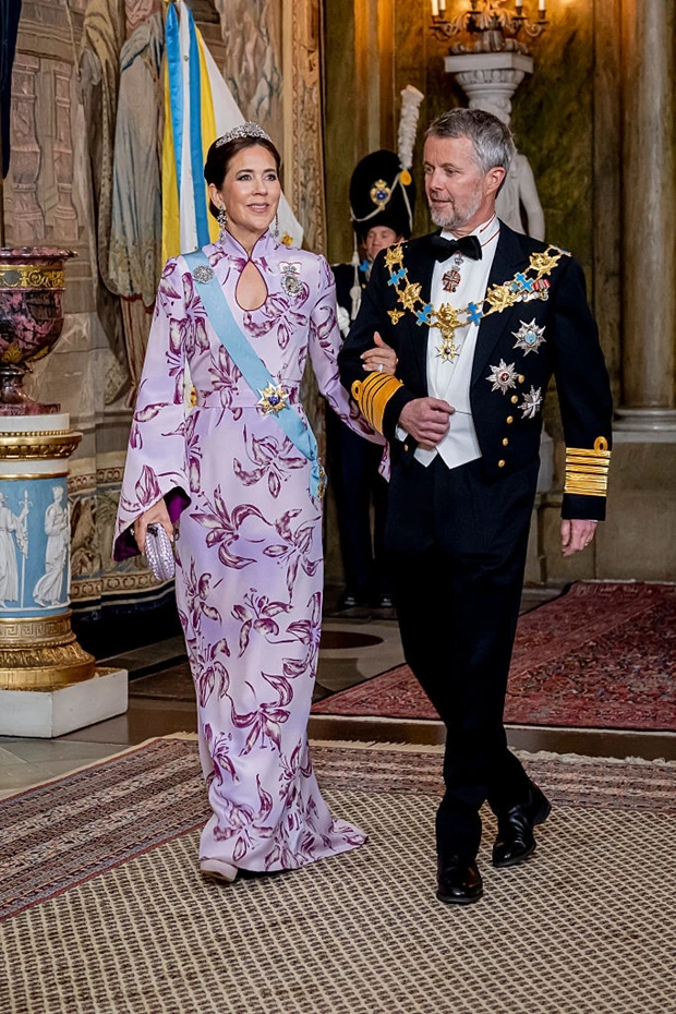 Η Mary της Δανίας στα 80ά γενέθλια του Carl XVI Gustaf με Αsian look και τιάρα που προήλθε από βραχιόλι