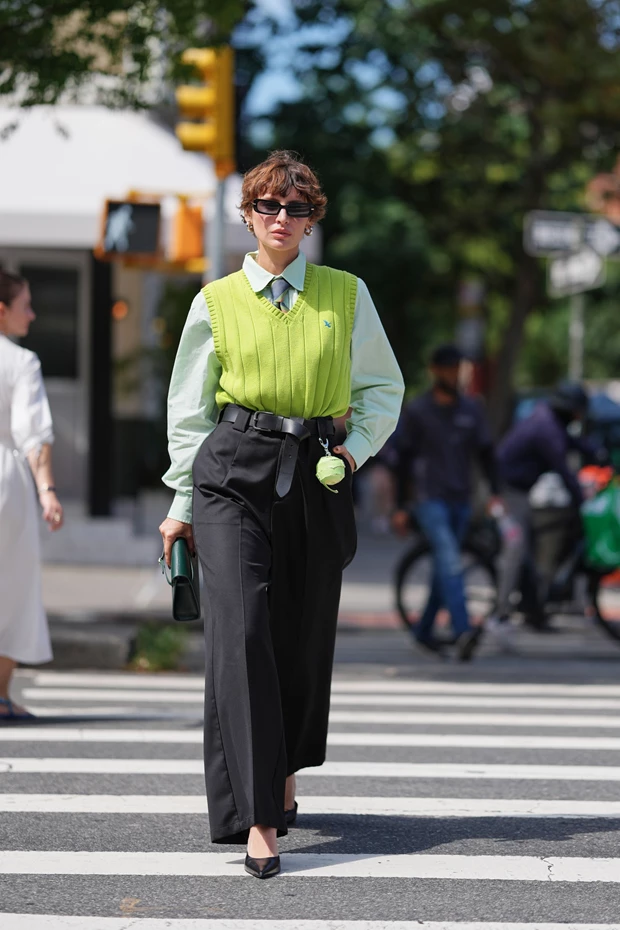 Οι μοντέρνοι τρόποι για να φορέσετε ένα μαύρο παντελόνι το φθινόπωρο