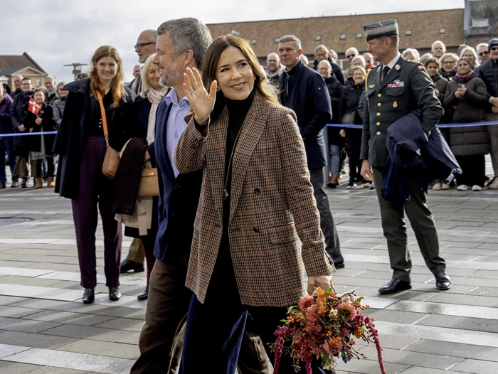 H Mary της Δανίας με το μπορντό Massimo Dutti σακάκι που ταιριάζει με όλα