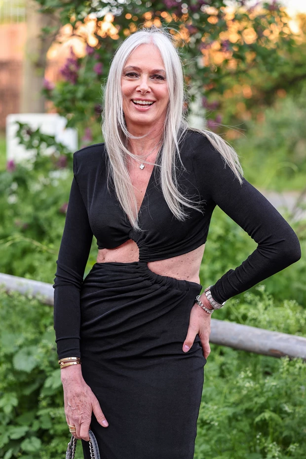 Γυναίκα άνω των 50 με κομψό outfit με μαύρο φόρεμα 