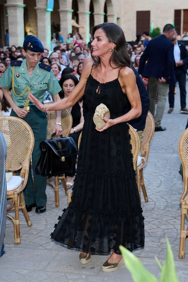 Βασίλισσα Letizia | Τα τρία στοιχεία που ανέδειξαν την εμφάνισή της σε κινηματογραφικό φεστιβάλ