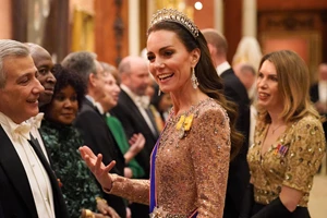 Kate Middleton | Ποζάρει μπροστά από το χριστουγεννιάτικο δέντρο με το τέλειο πανωφόρι για τις γιορτές