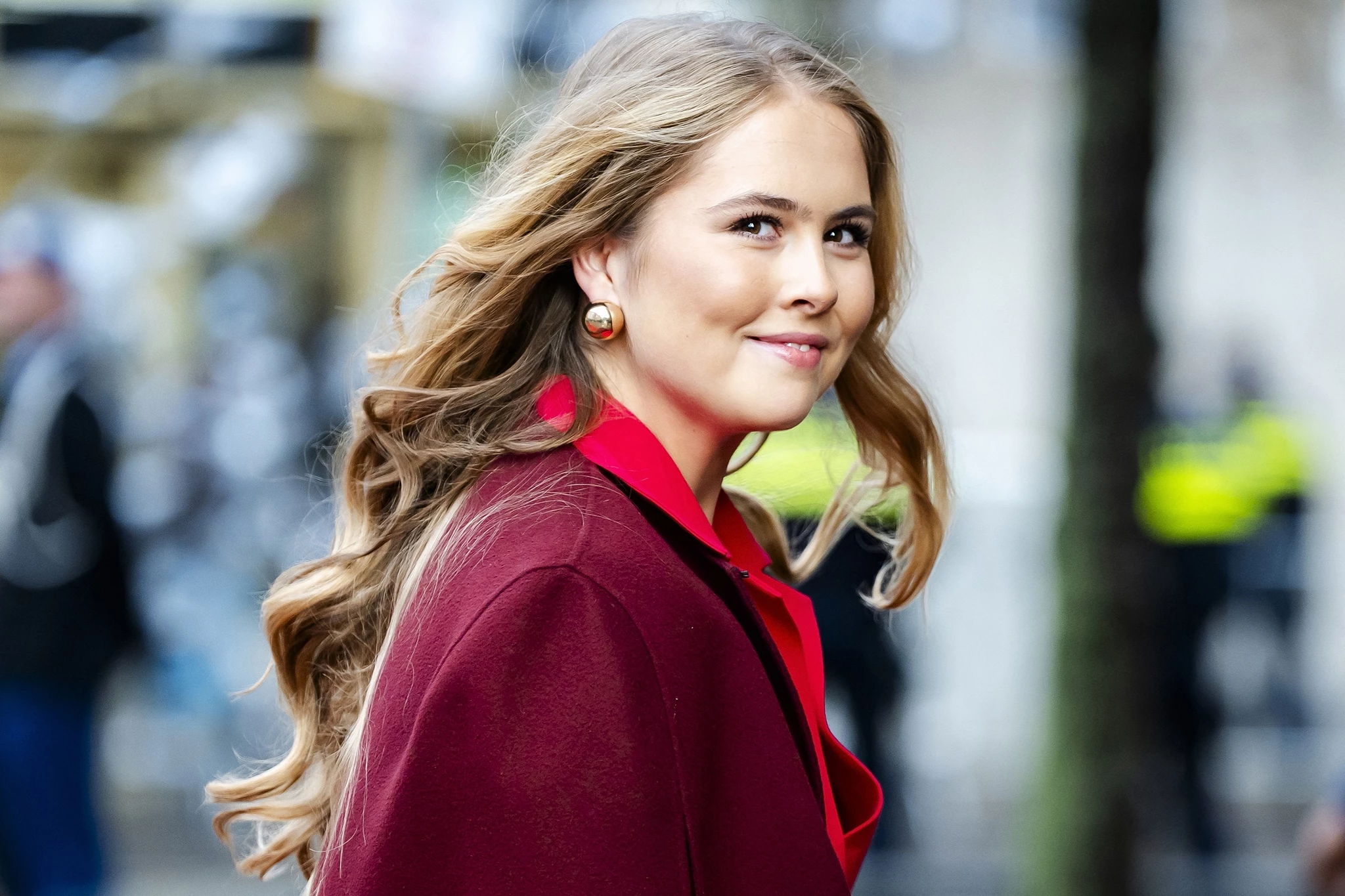 Το maroon κοστούμι της πριγκίπισσας Catharina-Amalia που θα βρείτε σε έκπτωση στη Mango