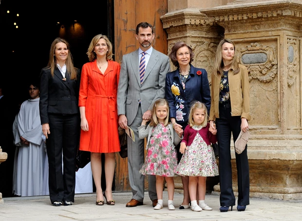 Η Letizia της Ισπανίας με κοντό δερμάτινο τζάκετ σε ταμπά απόχρωση, φλοράλ τοπ και μπλε παντελόνι σε ίσια γραμμή.