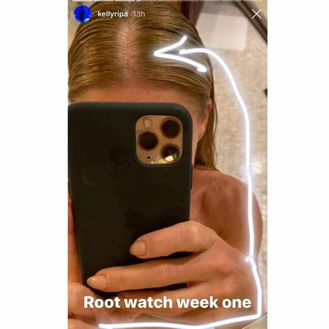 Η Kelly Ripa αρνείται να καλύψει τις γκρίζες ρίζες των μαλλιών της όσο βρίσκεται σε καραντίνα