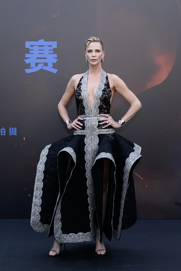Η Charlize Theron με δημιουργία Givenchy by Sarah Burton στο Πεκίνο