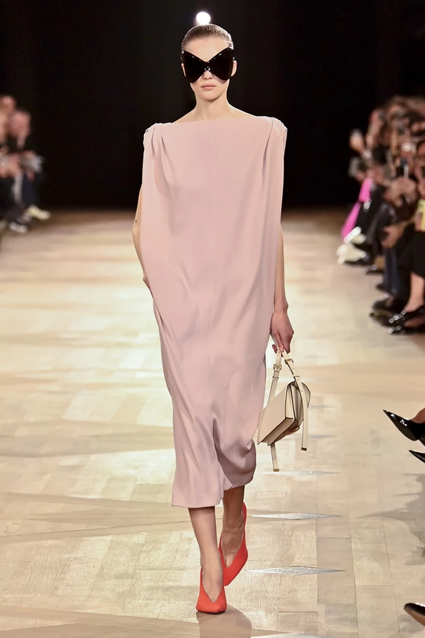 Dusty pink φόρεμα με καθαρές γραμμές από πασαρέλα Balenciaga SS26.