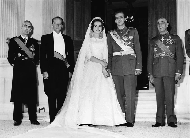 Βασίλισσα Σοφία | Όταν η τιάρα της θείας της έλαμψε σε μια από τις τελευταίες επιδείξεις μόδας του Gianni Versace