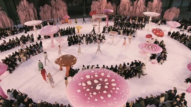 "Σαν απαλό αεράκι στο πρόσωπο, σαν ψίθυρος στ' αφτί" | Η ευφυΐα της Chanel haute couture συλλογής του Blazy