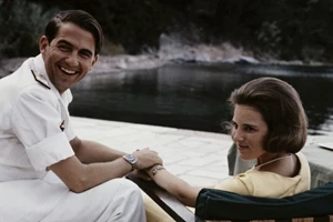 Πράσινα μεταλλικά κάγκελα με λόγχες, λευκό μάρμαρο | Η Αννα-Μαρία στη βεράντα του ρετιρέ της στην Αθήνα