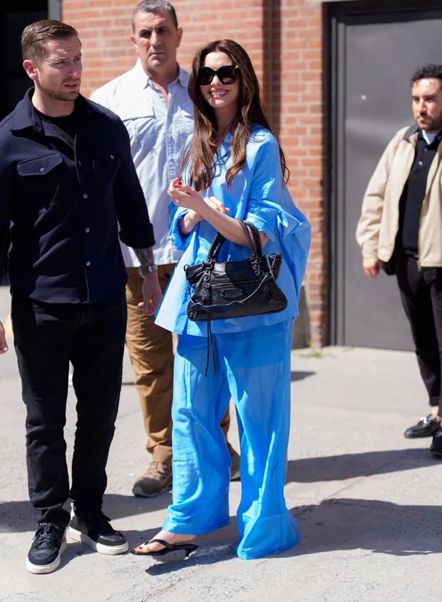 Το pajama dressing είναι ιδανικό για το καλοκαίρι | Πάρτε έμπνευση από το look της Anne Hathaway
