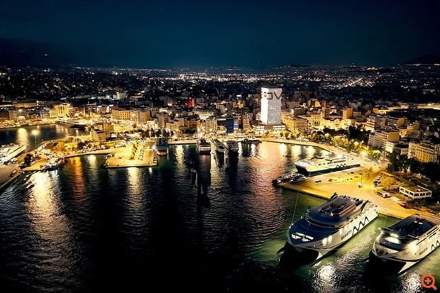 H Range Rover στον Πύργο Πειραιά