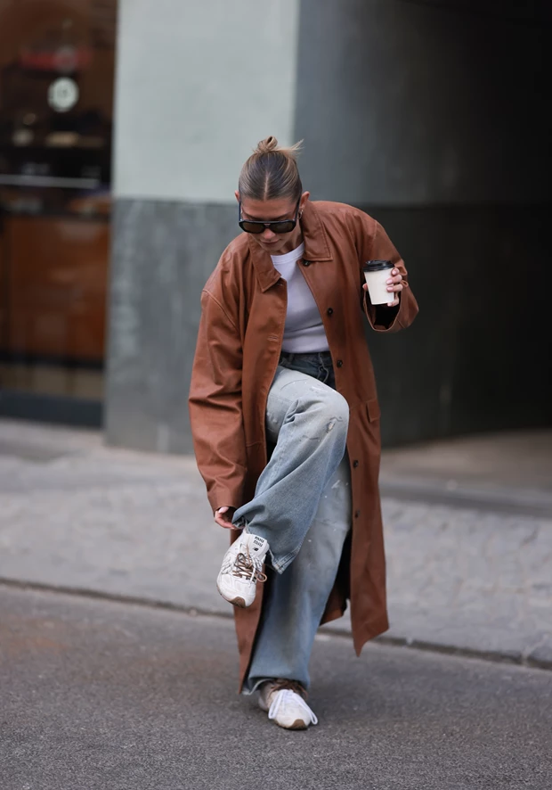 Street style άνοιξη με φαρδύ τζιν, sneakers και καφέ παλτό