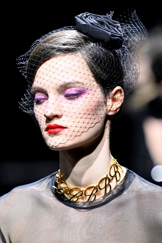 Η κορυφαία χρωματική τάση στο μακιγιάζ της σεζόν αναδεικνύει εξαιρετικά τα καστανά μάτια