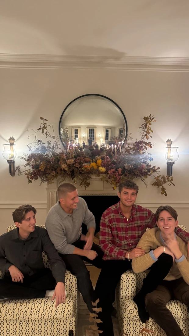Κωνσταντίνος Ντε Γκρες | Με τα τέσσερα αδέλφια του στο σπίτι της οικογένειας στo Cotswolds για την Ημέρα των Ευχαριστιών