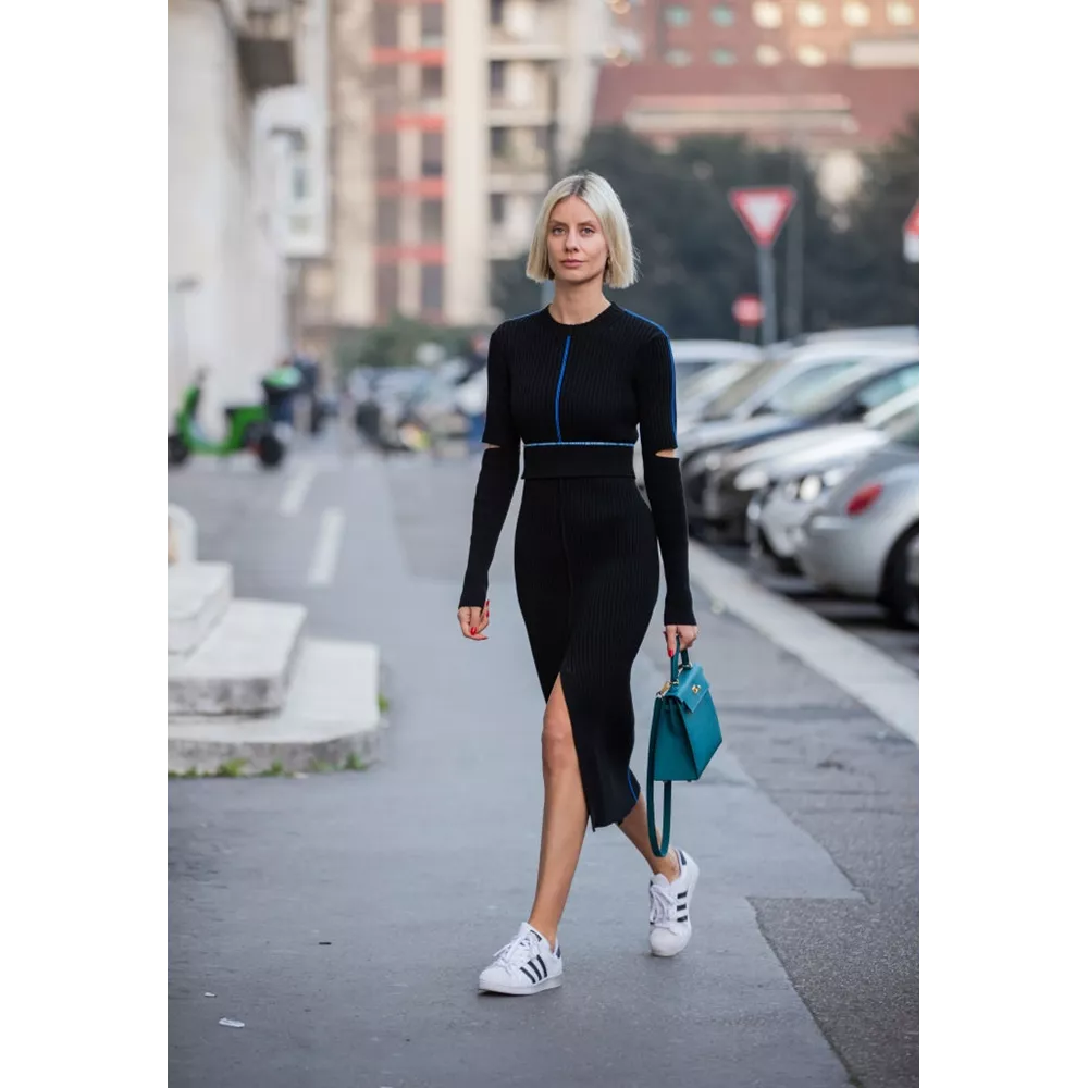 Με sneakers