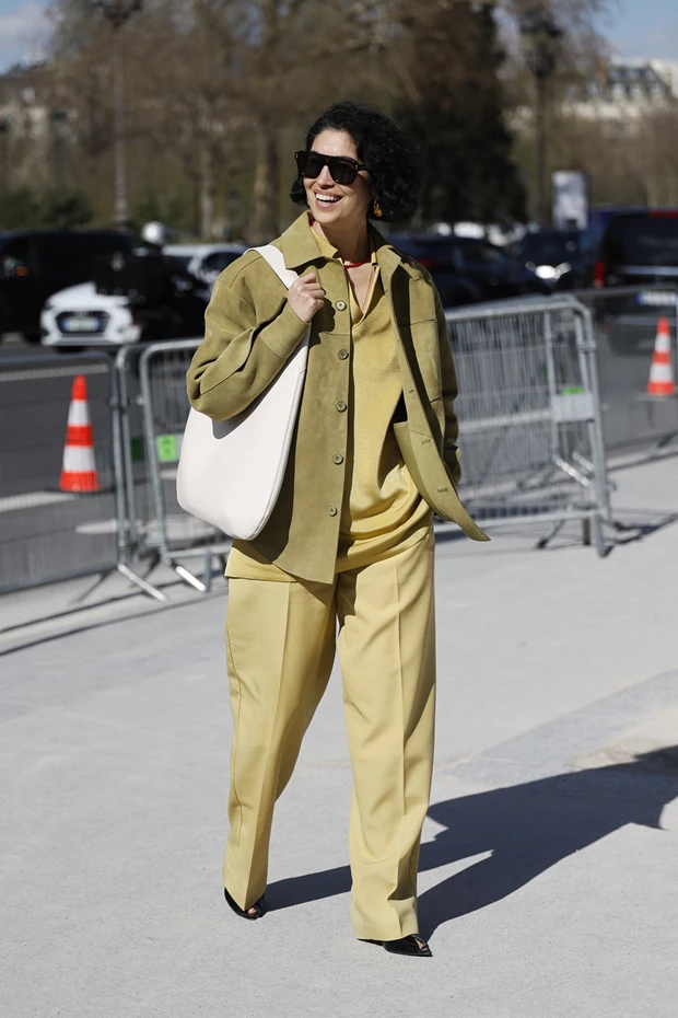 Γυναίκα στο Παρίσι με butter yelow σύνολο και χακί τζάκετ